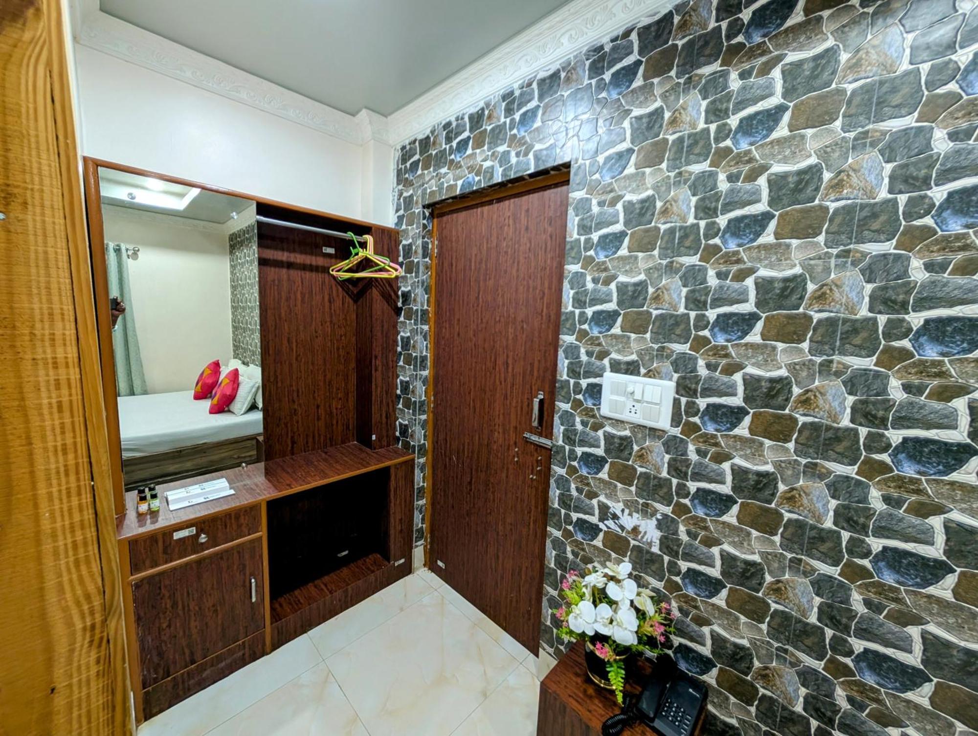 Dip Holidays Shānti Niketan Quarto foto